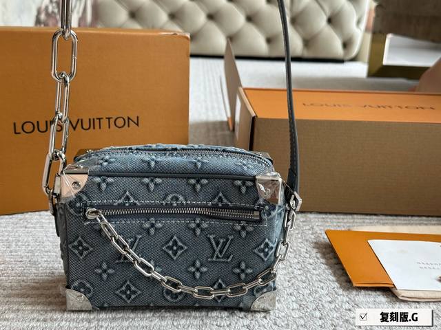 L Lv Keepall 牛仔 V老花Soft Trunk男女通用的方盒子，简直绝了 。“。Soft Trunk老花盒子包 男装艺术总监Virgilabloh为