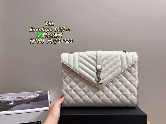 全套包装尺寸31.23 圣罗兰Ysl Envelope信封包 简约才是百搭公式。 复古又时髦,妥妥的街拍神器。 出街通勤都可。 容量很大,可肩背、斜挎。 搭配很 全套包装尺寸31.23 圣罗兰Ysl Envelope信封包 简约才是百搭公式。 复古又时髦,妥妥的街拍神器。 出街通勤都可。 容量很大,可肩背、斜挎。 搭配很