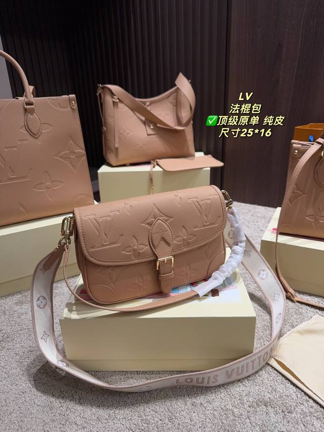 纯皮 配折叠盒尺寸25.16Cm路易威登Lv法棍包 充满慵懒法式复古风情的法棍包，方方正正的长方包型，采用上窄下宽的梯形设计不只更贴身，而且容纳力十足。内里开合