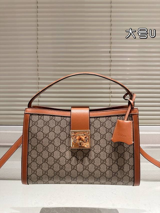 大号 Gucci永不过时的经典Gucci Padlock 从颜值到使用感都非常Yyds，简约百搭，经典款式不容易过时，造型也以大方舒适，容纳性好为特点 肩带搭配
