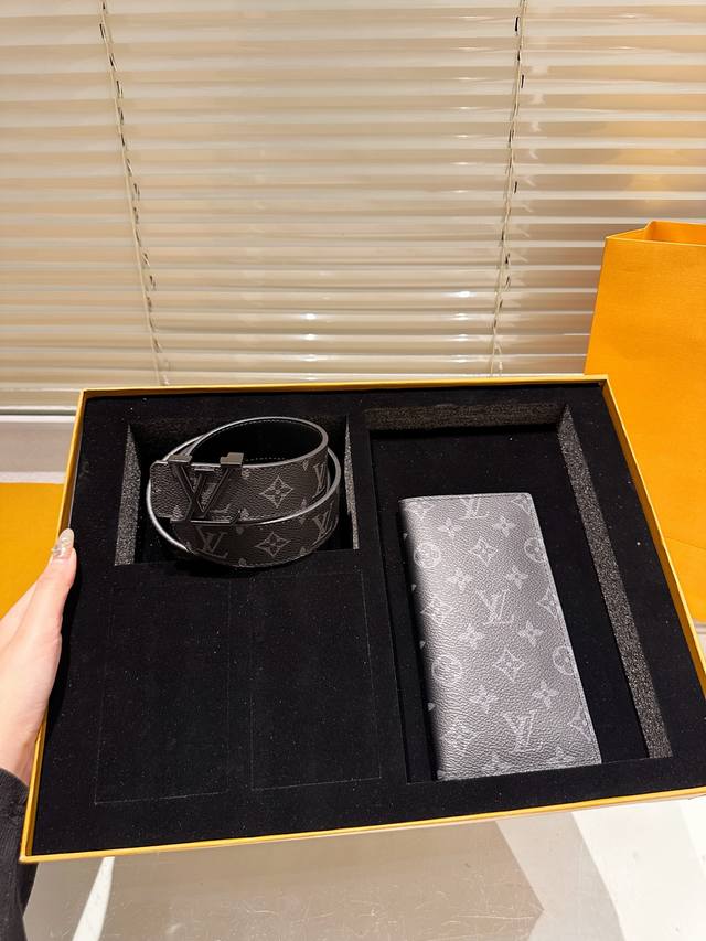 原单 钱包腰带 配礼盒 高版本！腰带 Lv牛皮皮带～热门款 男女通用皮带里面最火的版本啦～质量很好 全套包装！五金绝对不褪色 皮带头和专柜一样的哦～ 配礼盒手提