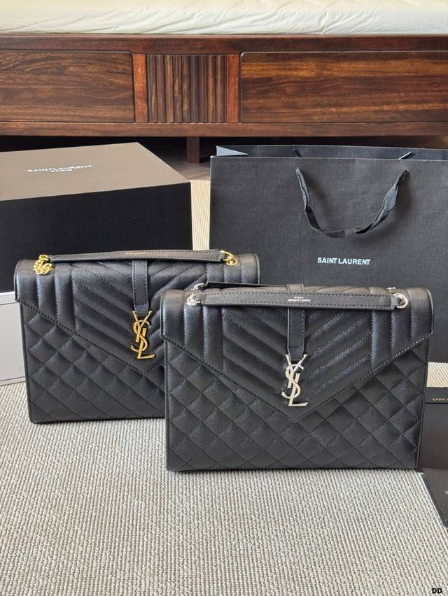 Ysl牛皮鱼子酱邮差包 Ysl家的设计一直挺喜欢的，鱼子酱皮纹也耐磨，适合经常带娃的我，容量也很大，竟然还能装下Minipad，让我大吃一惊，背后有个小口袋很实