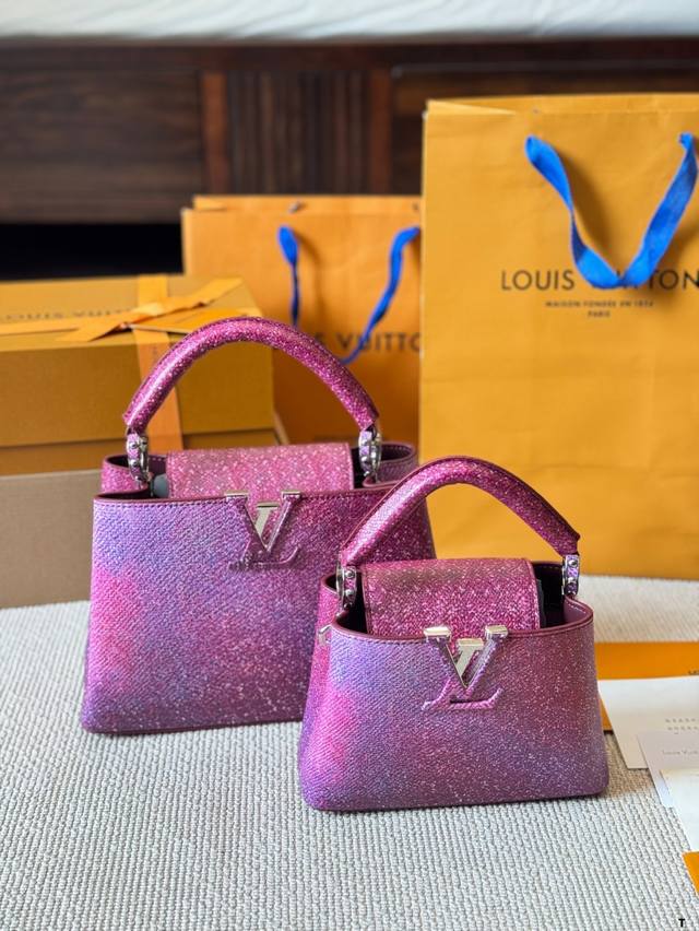 Lv Capucines 作为Lv代表性高定包款之一的Capucines手袋，每一季都会尝试不同的设计，并搭配新配色、新材质与新饰面。更加高端气质。 小小的尺寸