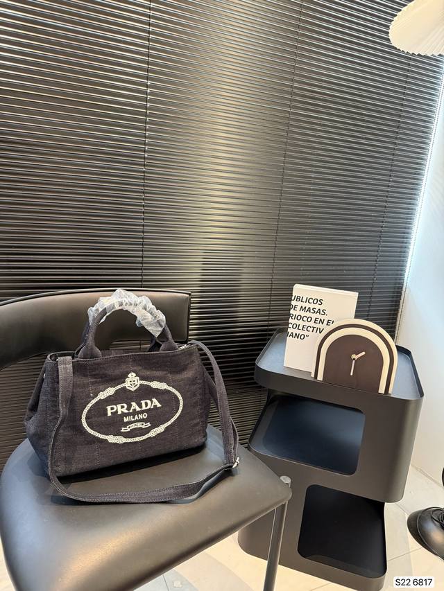 普拉达托特 又是心动Prada托特的一天. 松弛慵懒的Tote包真的爱惨了 普拉达 Tote 购物袋 上身满满的高级感！ 日常通勤必备哦！ 尺寸：29 19 货