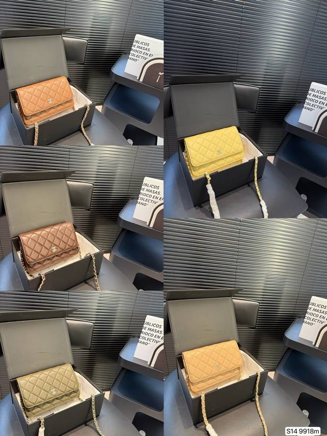 配折叠盒子 香奈儿发财包 专柜热销爆款 秋冬走秀款面料，喜欢的美妞抓紧自留啦 特百搭 简约大气，链条斜挎包 内带拉链 卡位的多功能包包 尺寸：19 12.5 货