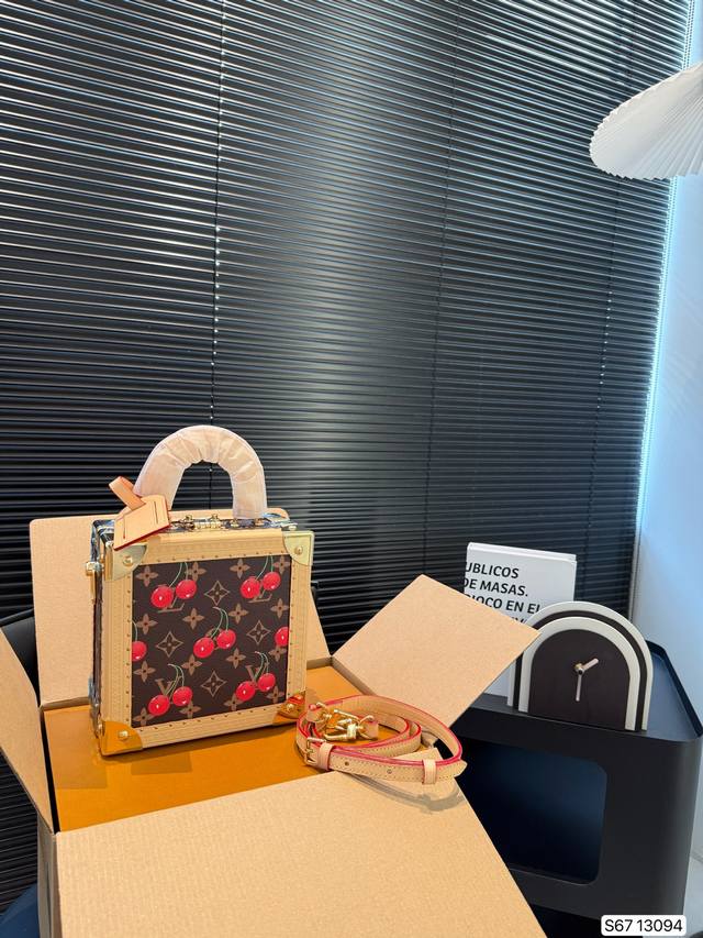 配飞机盒折叠盒子 Lv Petite Malle 小硬箱盒子 经典构型,非常精致 虽然不如大包实用性强 但绝对是妥妥的炸街必备神器~ #这都拿不下你 #V盒子包 配飞机盒折叠盒子 Lv Petite Malle 小硬箱盒子 经典构型,非常精致 虽然不如大包实用性强 但绝对是妥妥的炸街必备神器~ #这都拿不下你 #V盒子包