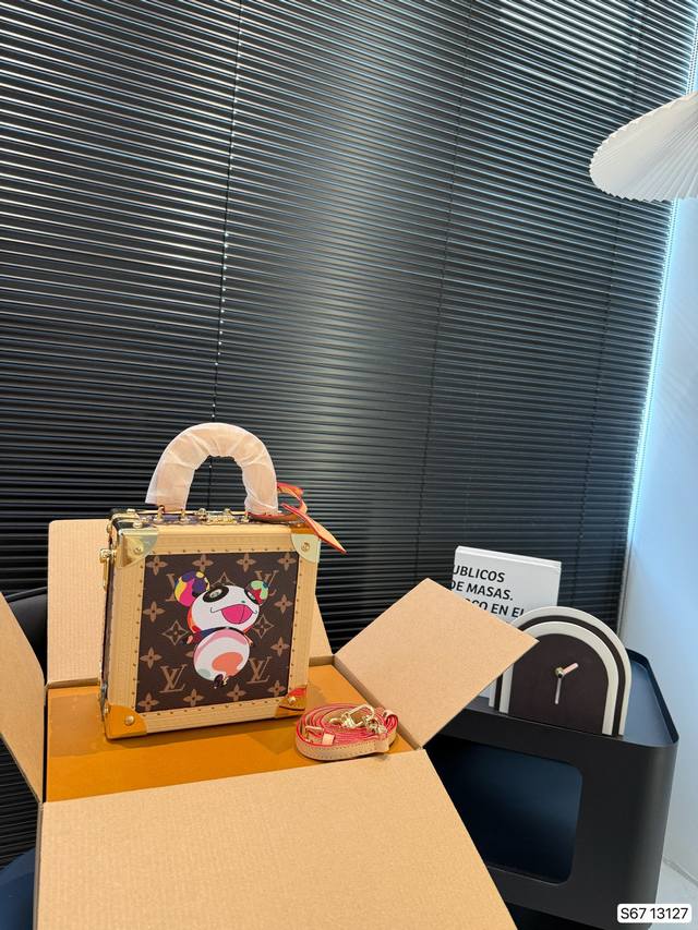 配飞机盒折叠盒子 Lv Petite Malle 小硬箱盒子 经典构型，非常精致 虽然不如大包实用性强 但绝对是妥妥的炸街必备神器~ #这都拿不下你 #V盒子包