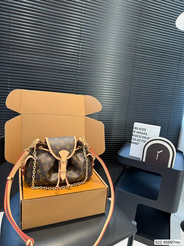 配飞机盒折叠盒子 Lv2025秋冬系列巴黎时装周--这一季的Louis Vuitton真的让人心动，既有秀场上的艺术感，又有日常实穿的单品，完全满足了不同场合的