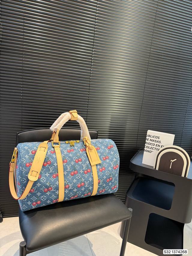 Lv牛仔樱桃旅行袋 非常具有设计感 简约又精致，细节满满 无论是长途旅行，还是短途郊游，都是超实用的时尚搭配哦！尺寸：45 27 货号1374268
