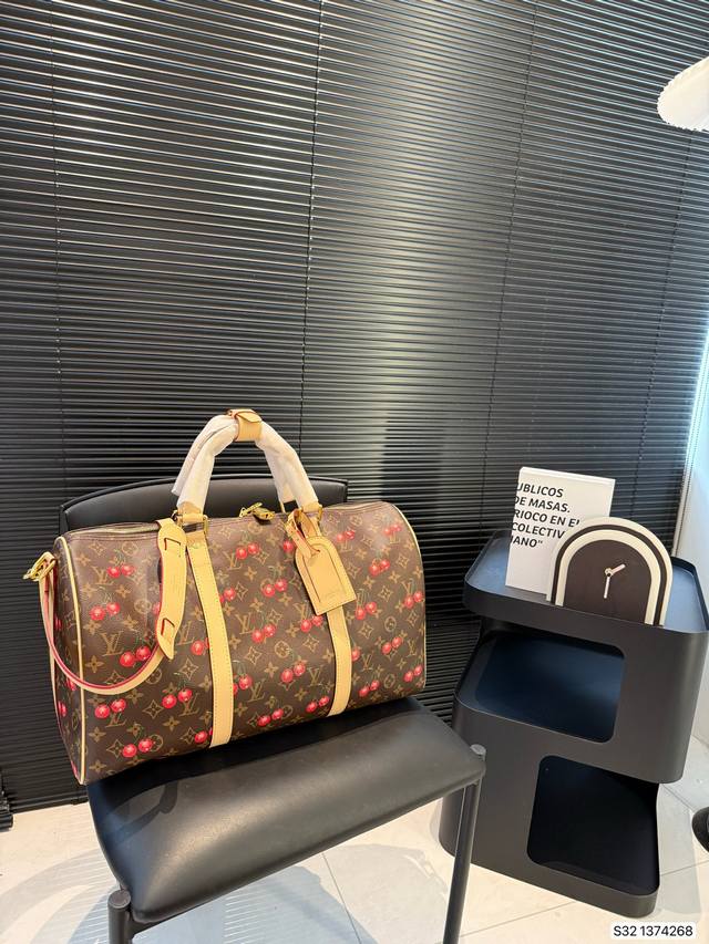 Lv旅行袋 非常具有设计感 简约又精致，细节满满 无论是长途旅行，还是短途郊游，都是超实用的时尚搭配哦！尺寸：45 27 货号1374268