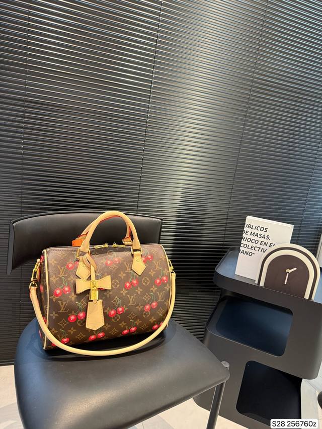 Lv樱桃枕头包 手袋是一款理想的都市手袋。 标志性的造型与经典的 Monogram 帆布，加之多种携带方式和奢华的天然牛皮饰边为该包平添一份时尚前卫之感。尺寸：