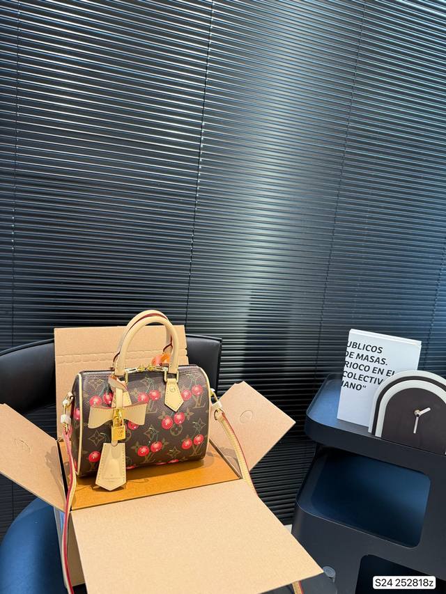 配飞机盒折叠盒子 Lv枕头 樱桃枕头 Lv路易威登女士单肩包村上隆联名Monogram樱花限量新枕头包尺寸：20 14 货号252818