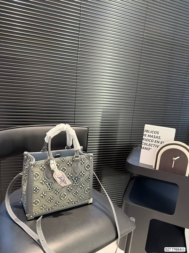 Lv牛仔托特百搭实用 可甜可盐 又酷又飒。 逛街通勤，完全是可以驾驭的吖。 巨大袋身干净的外部线条 尺寸：25 20 货号77664