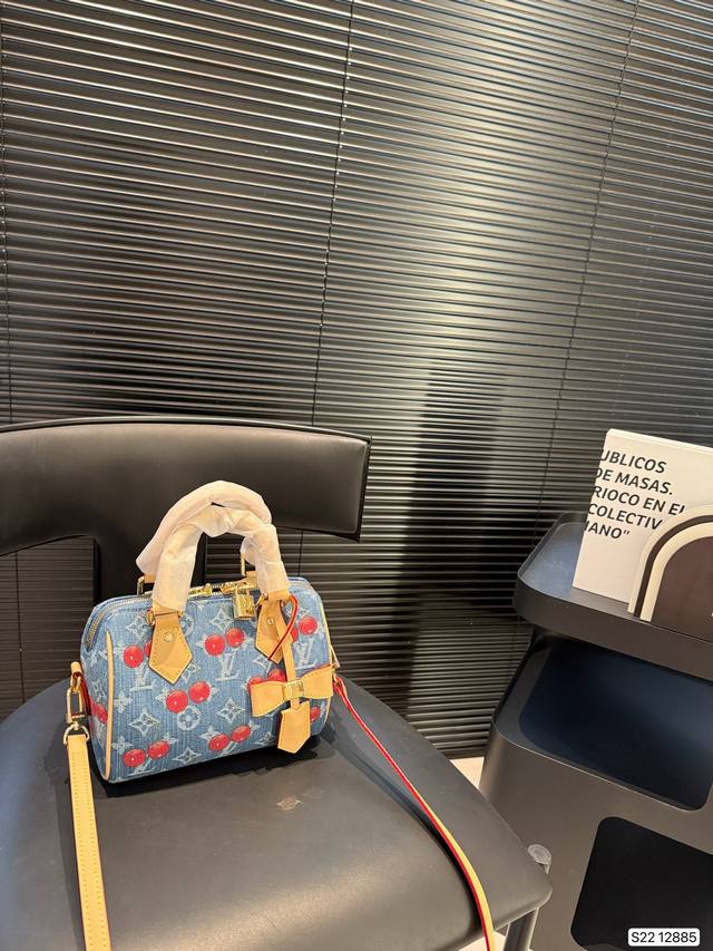 配飞机盒折叠盒子 Lv牛仔樱桃枕头包 春夏秀款系列，这次Lv的款太可了，男女都可以背的款 ，酷酷帅帅可可爱爱～尺寸：20 14 货号12885