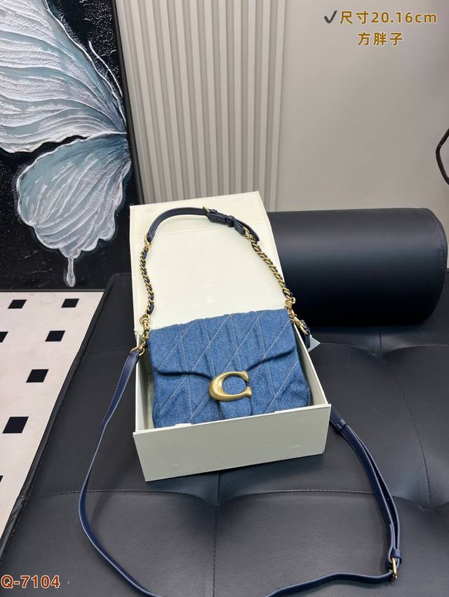 配折叠盒 蔻驰 Coach8月新款牛仔方胖子方方的软软的Tabby也太可爱了叭色而且有两条可拆卸肩带哎 穿裙子背腋下也太淑女啦 斜挎肩带也可以调节长短了哦哦 黑