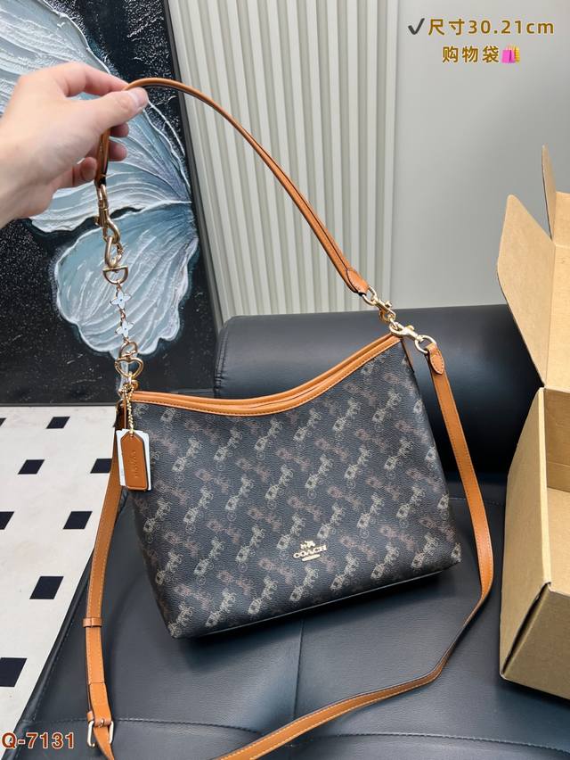 配礼盒 蔻驰 Coach 流浪包购物袋 满满的设计感 超级高级的时尚单品 尺寸30.21Cm