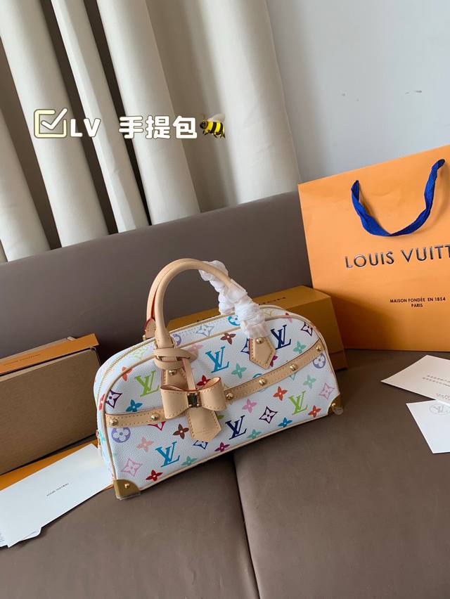 配折叠盒子 Lv保龄球手提包 Lv尤物人间白三彩真漂亮啊白三彩系列每一只都值得收藏，又可以搭配俏皮可爱下次想试试洒脱一点穿搭彩色老花 五彩缤纷的少女心满出来这只