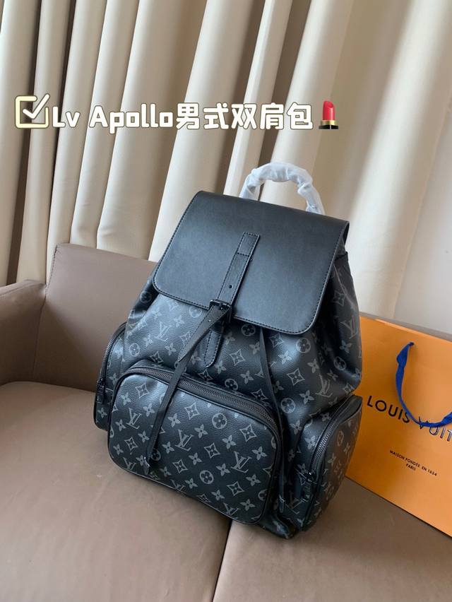 Lv Apollo男式双肩包 很适合送给对象的礼物啦 这个已经是新版的Appllo了，有些地方和老版都有改动。 觉得男生背这个出去玩或者上班大小都挺合适，而且I