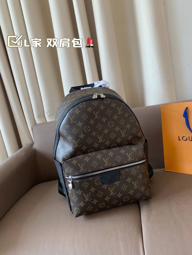 Size:39*28Cm L家 双肩包 超高清五金Logo标志、 专用里内里 直男必备款。 Lv最好看的黑色老花双肩包 大小也刚刚好哦! Size:39*28Cm L家 双肩包 超高清五金Logo标志、 专用里内里 直男必备款。 Lv最好看的黑色老花双肩包 大小也刚刚好哦!