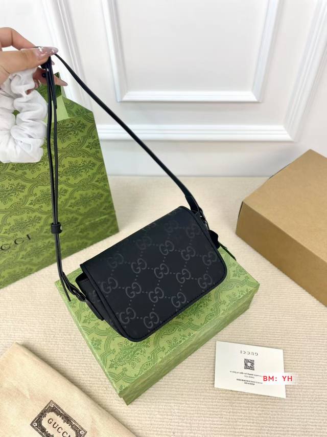 配折叠礼盒 Gucci新品古奇斜挎包 推荐新款 压纹包包 超百搭 尺寸：18*13