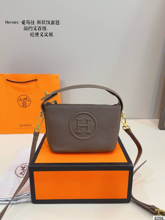 配礼盒. 爱马仕饭盒 Trousse Trousse Bride-A-Brace 洗漱包，稍微加个丝巾就可以变成精致手拎包了！ 牛皮的材质随性旦休闲 容量感人