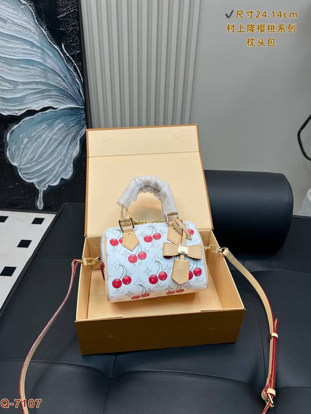 配折叠盒 Lv Speedy村上隆樱桃波士顿枕头包经典重现，轻便又时尚~肩带可调节，可手提，可拆卸！ 浓浓复古风，时尚百搭，超级实用！ 尺寸24.14Cm
