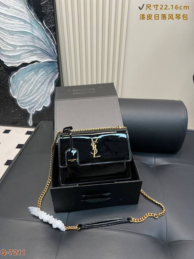 配折叠盒 Ysl圣罗兰Sunset 日落包永不过时的款式，特制漆皮，包身精致又立体，侧面是小风琴设计，有种低调奢华的感觉，容量感人，背后还有插袋各种百搭！ 尺寸
