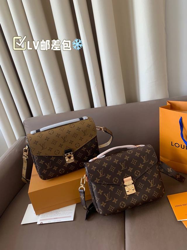 折叠盒 芯片版本 Size: :24*19 Lv路易威登新款老花拼色邮差包 比旧款多了点时尚感，低调优雅又吸睛！ 肩带调节成斜挎或者腋下，多种背法～ 实物绝对让