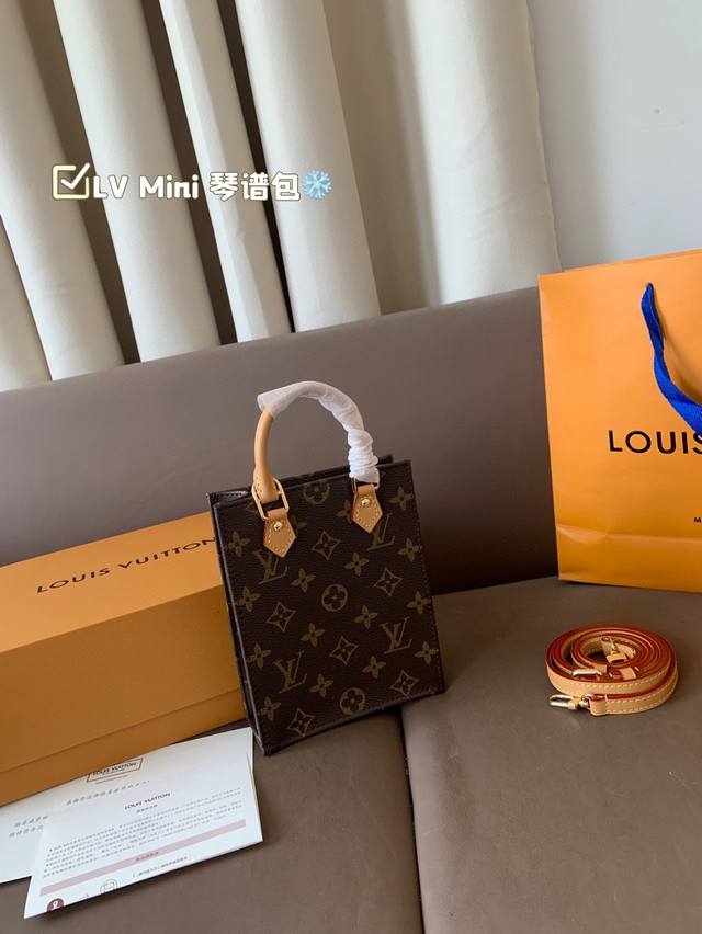 芯片版本 Lv Mini 琴谱包 今年竖款的Mini购物袋也太流行了！这个琴谱包也巨美呀！ 尺寸14*18折叠盒