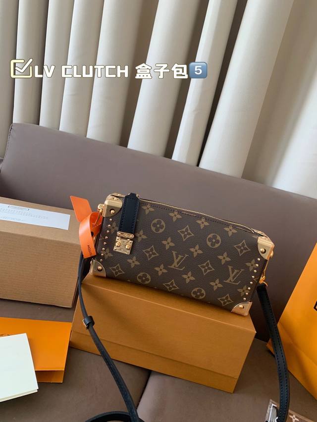 配礼盒 Lv 小硬箱 Clutch 盒子包 Handle Soft Trdnk 箱子包这款男女都可以背的一款 上身特别个性菱角分明很独特 整体是经典的老花革材质