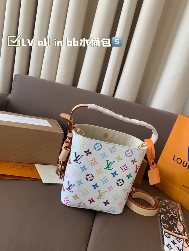 折叠飞机礼盒 Lv All In Bb水桶包Lv尤物人间白三彩真漂亮啊白三彩系列每一只都值得收藏，又可以搭配俏皮可爱下次想试试洒脱一点穿搭彩色老花 五彩缤纷的少