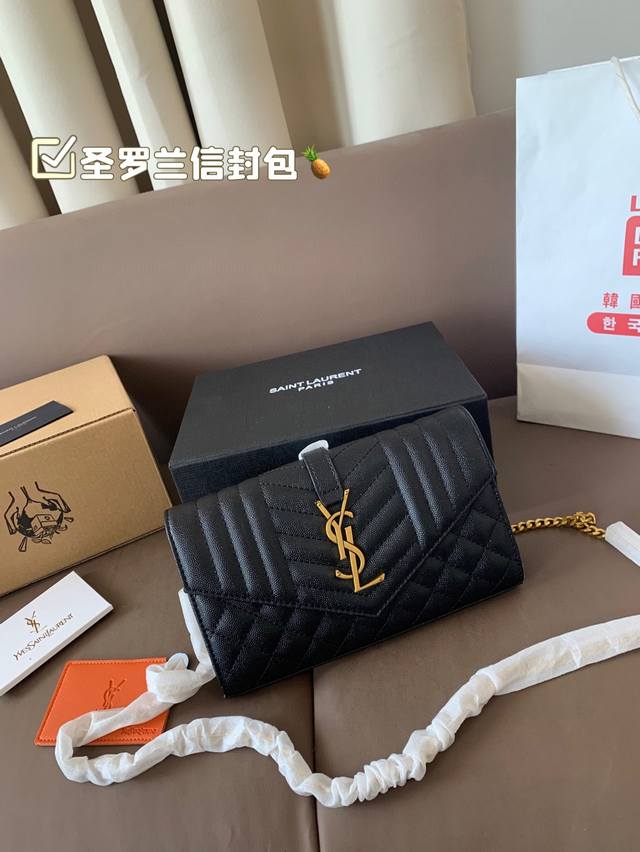 配飞机盒折叠盒子 圣罗兰 原版信封包 新鲜出炉啦简直是美到人心啦 高端货 原版五金Logo 首选进口皮料 质感超赞所谓人人必备一款，这个款式必须自留 经典版型！