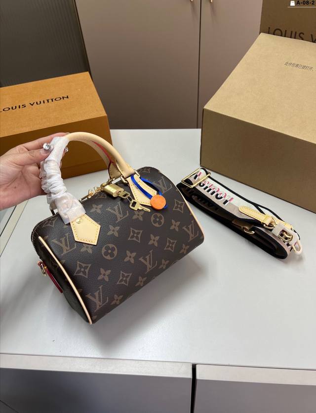 芯片版本 Lv 路易斯威登枕头包 百搭时尚 颜值超高 是每个潮酷女孩必入单品 A-08-2尺寸20×13折叠盒飞机盒