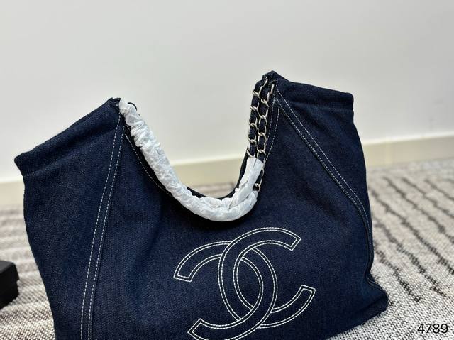 香奈儿沙滩包 牛仔沙滩 不论日常出游或是假日逛街，出镜率超高的包款总让人联想到温暖的季节和愜意海滩时光。质地清新自然，从视觉到触感都自带夏日风情，为结构感鲜明的