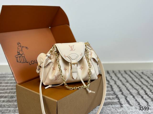 配飞机盒折叠盒子 Lv2025秋冬系列巴黎时装周--这一季的Louis Vuitton真的让人心动，既有秀场上的艺术感，又有日常实穿的单品，完全满足了不同场合的