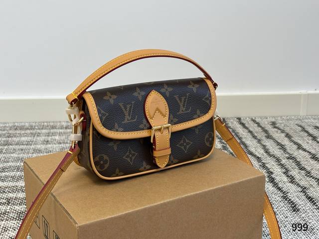 Lv 秀款法棍小号出货啦 20Cm 折叠盒包装 奢华象征，工艺精湛，时尚经典。 M83566老花 本款Nano Diane为Monogram帆布包身融入皮革包角