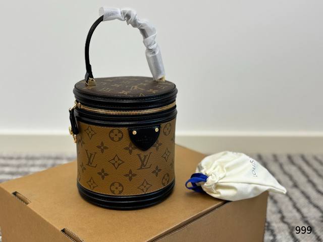Lv新款Nano发财桶 简直不要太讨喜了，一眼万年的那种。#Iv 新款Nano 12×15配盒子