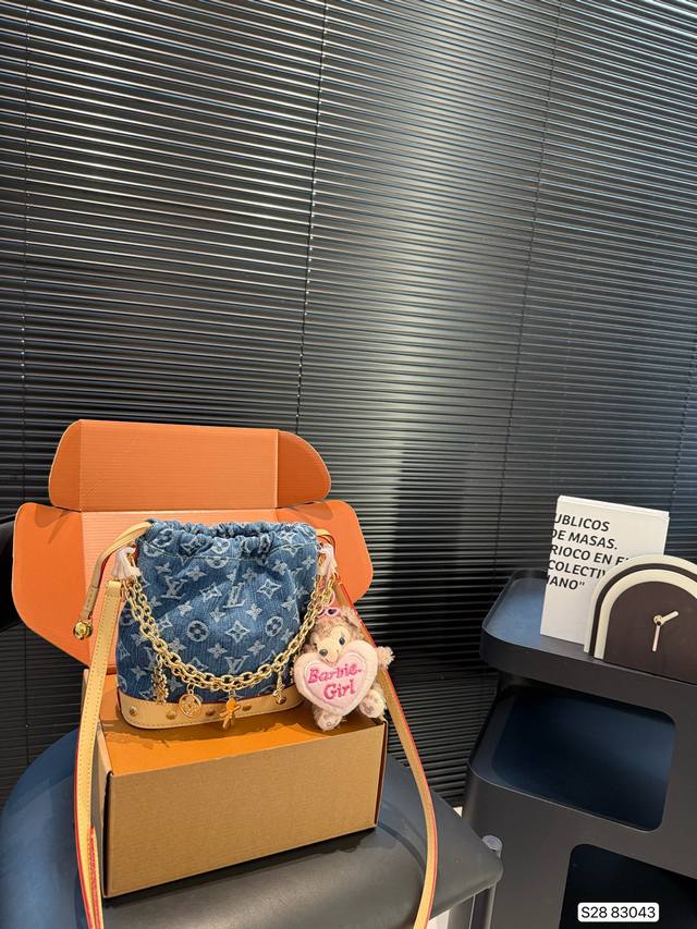 配飞机盒折叠盒子 Lv 牛仔水桶包 大容量单肩斜挎包 采用精湛镶嵌细工，经典百搭简直无法拒绝 超显气质 高级感十足 集美必入款 尺寸：18 20 货号83043