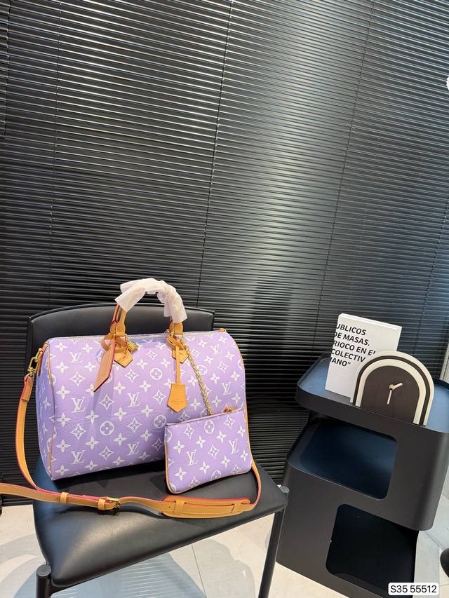 Lv旅行袋本款Speedy BandoulièRe 40 Monogram Leather 手袋为柔软粒面牛皮革包裹羊皮革内衬，以丝印Monogram 图案呈现