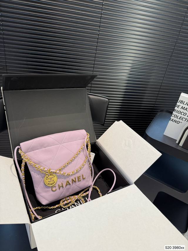 配飞机盒折叠盒子 香奈儿垃圾袋 众星宠儿Chanel 22Bag这颜值太能打了能装又好看，随性软塌塌的质感背起来超有范儿！尺寸：17 19 货号3980Xx