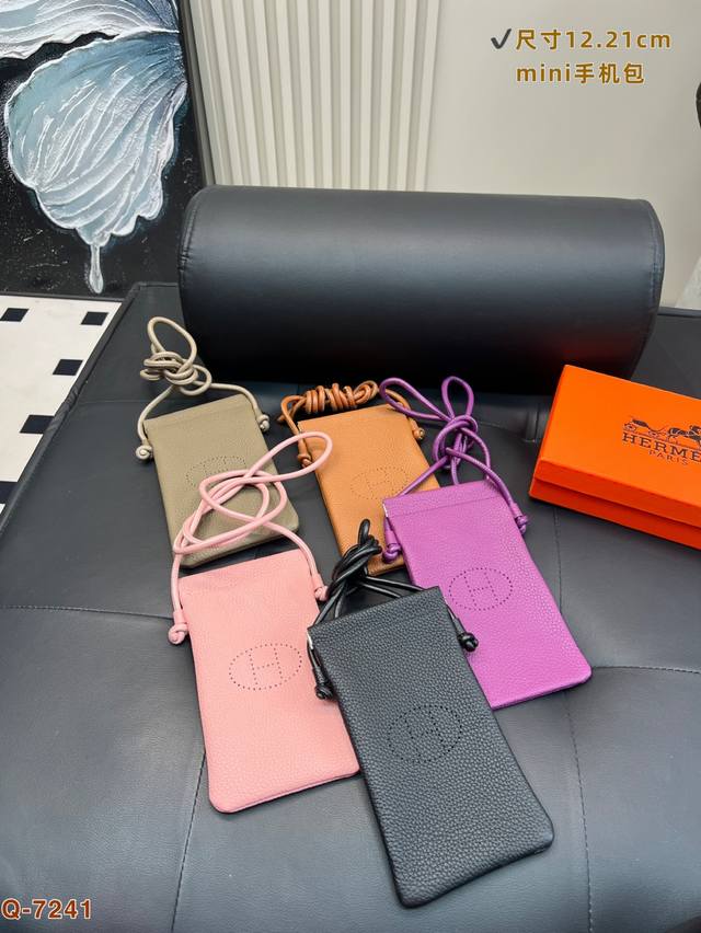 配礼盒 爱马仕手机包在手,双手自由我有小巧的包身,大大的容量。 夏日出行,手机 国、钥匙 、小物件一包搞定,轻松享受每一刻了 尺寸12.21Cm 配礼盒 爱马仕手机包在手,双手自由我有小巧的包身,大大的容量。 夏日出行,手机 国、钥匙 、小物件一包搞定,轻松享受每一刻了 尺寸12.21Cm