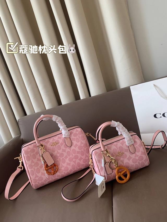 大 小P180 配盒子 蔻驰枕头包出货 专柜同步 最新款 超级实用的款式 手提 斜挎多用款 原版电镀五金带Logo 超级大牌 内衬Logo时尚百搭款式 不挑年龄 大 小P180 配盒子 蔻驰枕头包出货 专柜同步 最新款 超级实用的款式 手提 斜挎多用款 原版电镀五金带Logo 超级大牌 内衬Logo时尚百搭款式 不挑年龄