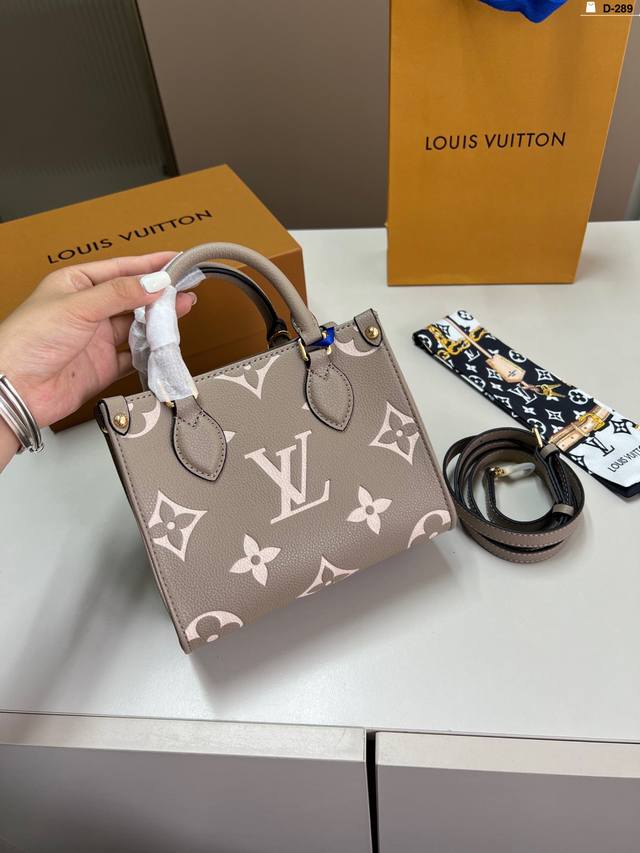 配丝巾 Lv Onthego Bb丛林托特包 路易威登Lv 老花 Logo Onthego 作为经典款之一,它是有绝对的优势 D-289尺寸18×15折叠盒 配丝巾 Lv Onthego Bb丛林托特包 路易威登Lv 老花 Logo Onthego 作为经典款之一,它是有绝对的优势 D-289尺寸18×15折叠盒