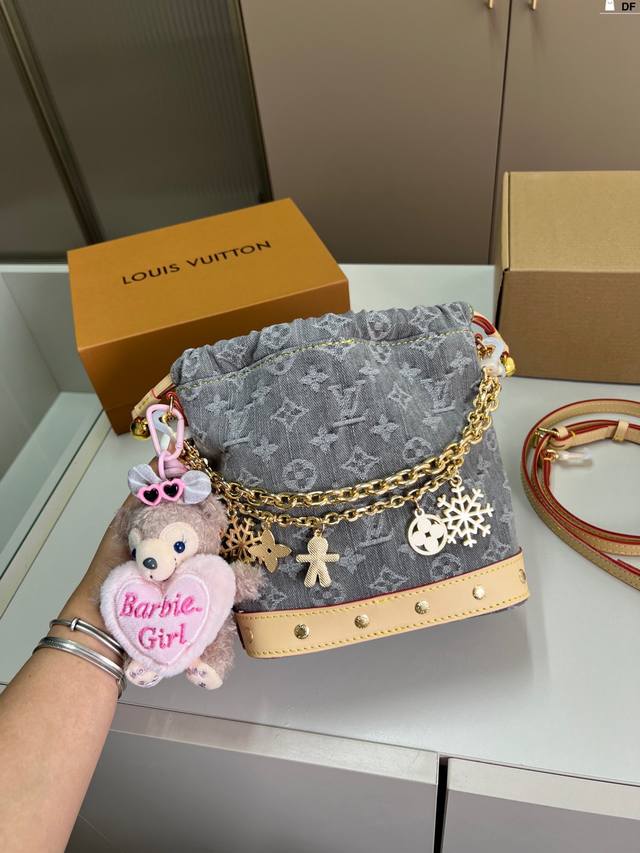 配挂件 Lv路易威登牛仔水桶包 芯片版本 大容量单肩斜挎包 采用精湛镶嵌细工，经典百搭简直无法拒绝 超显气质 Df尺寸19×19折叠盒飞机盒