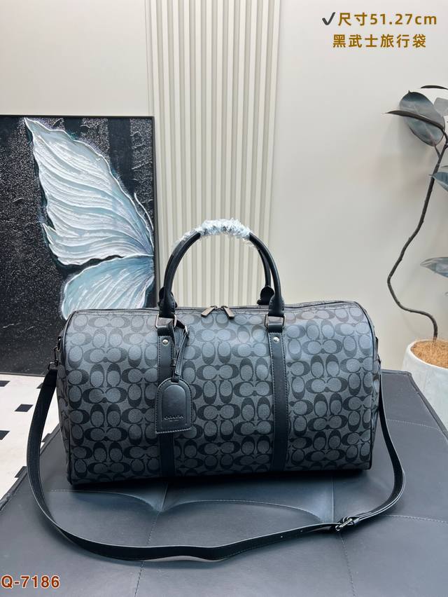 Coach蔻驰旅行包，通体采用Pvc帆布涂层的材质，这种材质非常的耐磨、耐用，并且非常耐脏，非常适合我们用于健身或者短途的出差的使用，不但可以让自己的造型加分，