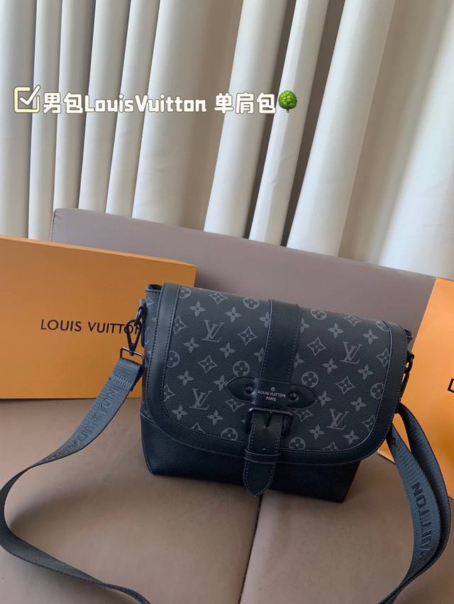 Lv 新品邮差Saumur 男包分享 Louisvuitton 单肩包 全新邮差包致敬路易威登于1986年推出的标志性马术风Saumur手袋 以Monogram