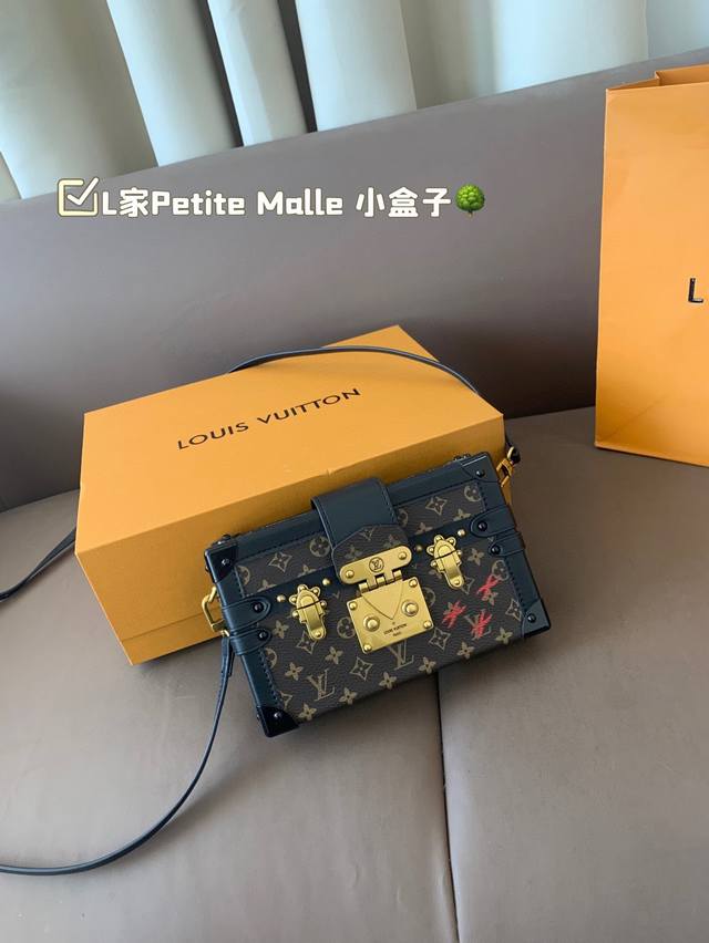 礼盒 Size：19*12Cm L家 小盒子Petite Malle 这个小盒子的颜值太高啦！ 太Cute了！ 小箱子 花纹和大小都是我喜欢的， 很有型滴！