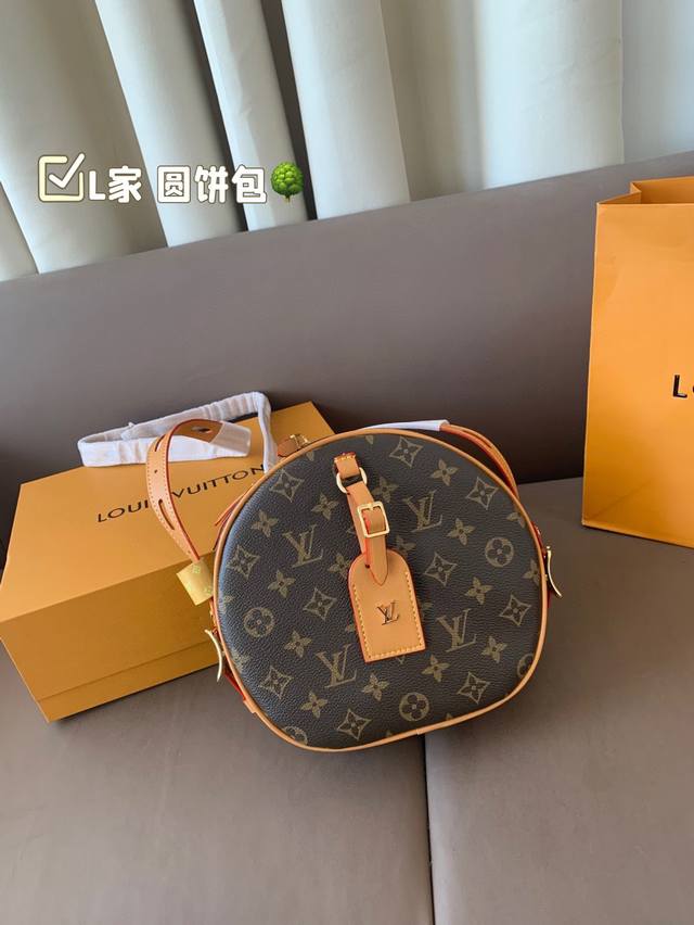 配盒子 Size:22*20 L家 原单 圆饼包 这款圆饼是柔软的 所以它的容量超级大 实用性满分 非市场通货欢迎对比 配盒子 Size:22*20 L家 原单 圆饼包 这款圆饼是柔软的 所以它的容量超级大 实用性满分 非市场通货欢迎对比