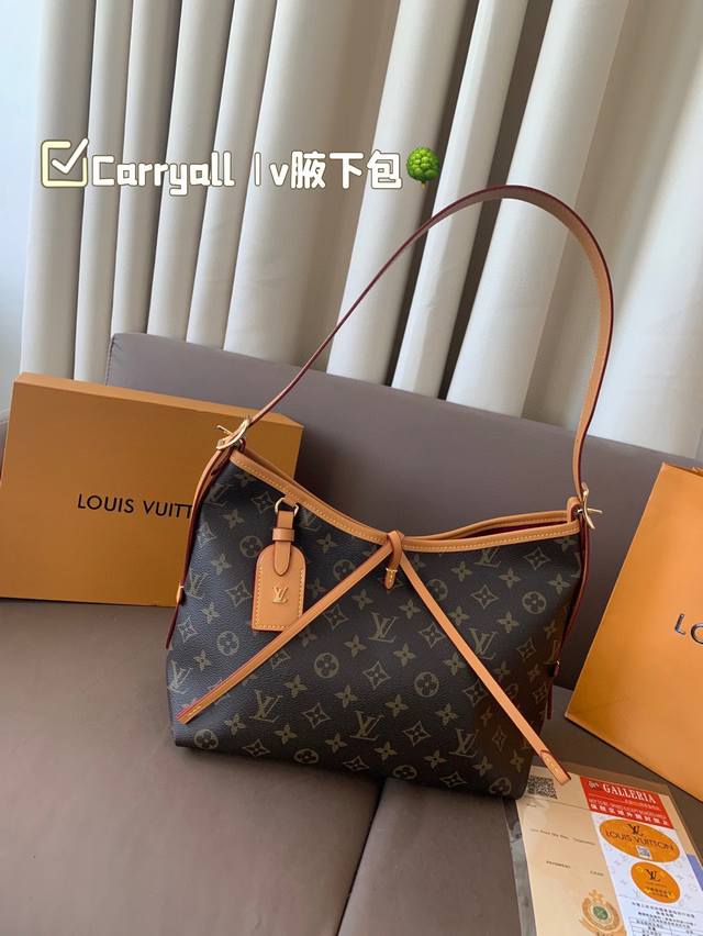 礼盒包装 Carryall V新款，可斜挎、单肩。容量保证，敞口磁铁吸内扣取放平板小电脑非常方便，设计比Neverfull小巧、肩带够宽不那么勒;比Gracef