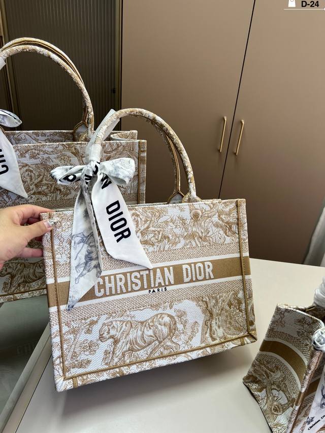 36厘米 Dior迪奥托特包Book 容量超级大也很耐用 日常出街背它回头率百分百 D-24尺寸27×21 36×27 42×35折叠盒 36厘米 Dior迪奥托特包Book 容量超级大也很耐用 日常出街背它回头率百分百 D-24尺寸27×21 36×27 42×35折叠盒